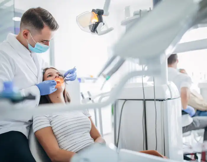 Dentista de emergencia en Rosenberg, Texas atendiendo dolor dental agudo y tratamiento urgente en clínica odontológica